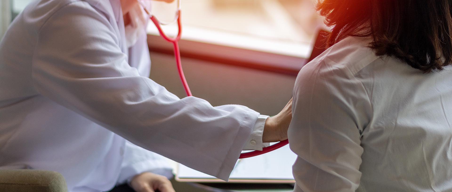 Photo d'un médecin avec un patient