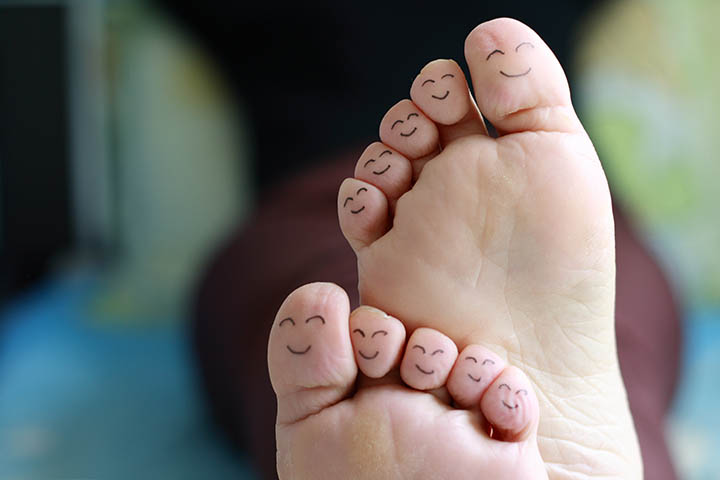 Image d'orteils avec des petits sourirs dessinés avec un stylo
